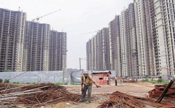 दस साल से फ्लैट बॉयर्स को फ्लैट पर क्ब्जा नहीं दे रहे