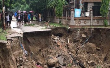 गाजियाबाद की वसुंधरा में सड़क धंसी, 80 फ्लैट खाली कराए