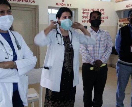 कोरोना के कर्मवीरों का मनोबल न तोड़ें…