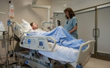 ICU में कोविड-19 के रोगियों को पेट के बल लिटाकर जिंदगियां ऐसे बचा रहे हैं डॉक्टर