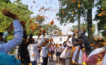 कोरोना योद्धा मीडियाकर्मियों पर ग्रीन एंड क्लीन ने की पुष्पवर्षा