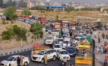 दिल्ली से सटी नोएडा, गुरुग्राम व गाजियाबाद की सीमाएं सील, लगा लंबा जाम